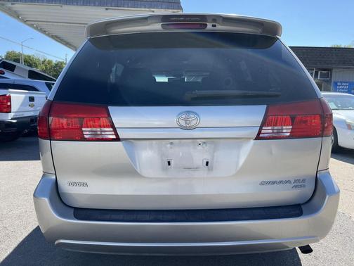 2005 Toyota Sienna XLE