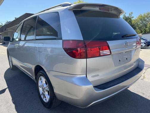 2005 Toyota Sienna XLE