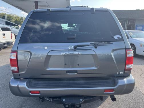 2004 Nissan Pathfinder LE Platinum