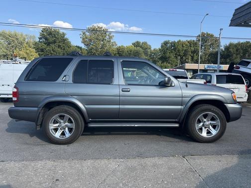 2004 Nissan Pathfinder LE Platinum