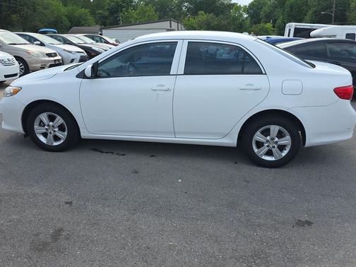 Super White 2010 Toyota Corolla LE