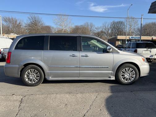 2015 Chrysler Town & Country Touring-L