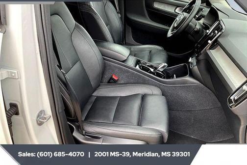 2024 Volvo XC40 B5 Plus Dark Theme