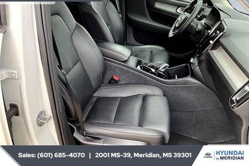 2024 Volvo XC40 B5 Plus Dark Theme