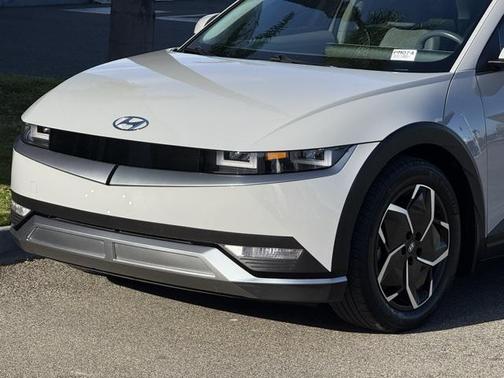 2024 Hyundai IONIQ 5 SE Standard Range