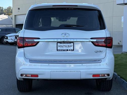 2022 INFINITI QX80 Luxe