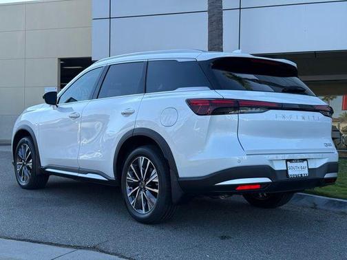 Radiant White 2026 INFINITI QX60 LUXE FWD
