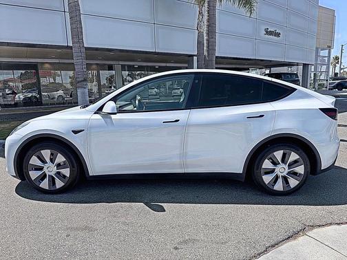 Pearl White Multi-Coat 2023 Tesla Model Y Long Range Dual Motor All-Wheel Drive