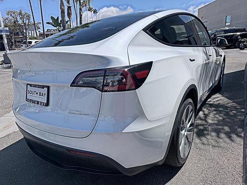 Pearl White Multi-Coat 2023 Tesla Model Y Long Range Dual Motor All-Wheel Drive
