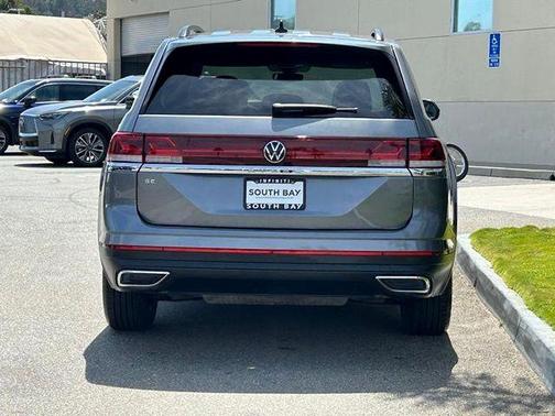 Platinum Gray Metallic 2024 Volkswagen Atlas 2.0T SE