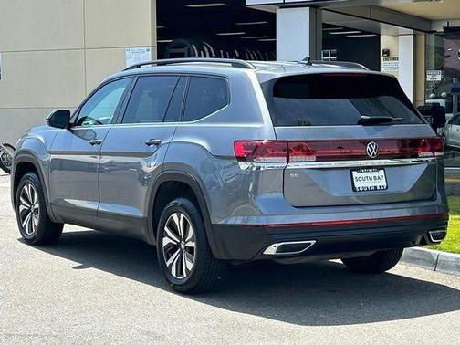 Platinum Gray Metallic 2024 Volkswagen Atlas 2.0T SE