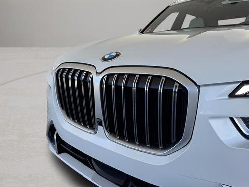 Mineral White Metallic 2023 BMW X7 xDrive40i