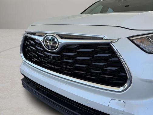 Pearl 2022 Toyota Highlander Limited