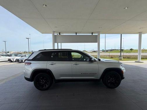 Silver Zynith 2025 Jeep Grand Cherokee Laredo