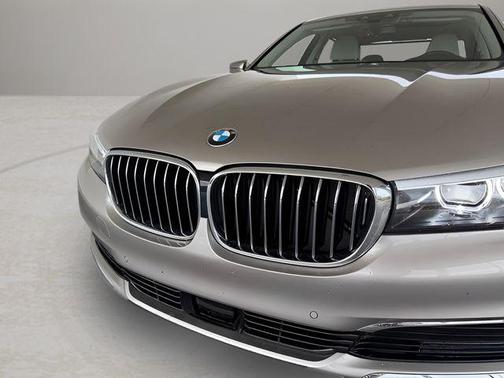 2019 BMW 740 i