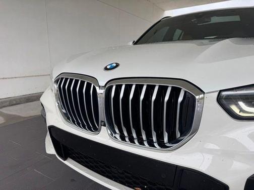 Mineral White Metallic 2022 BMW X5 sDrive40i