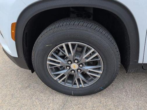 Summit White 2026 Chevrolet Traverse LT