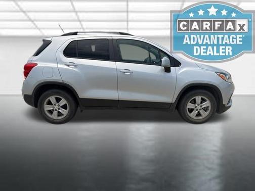 Silver Ice Metallic 2021 Chevrolet Trax LT