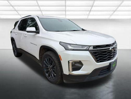 Iridescent Pearl Tricoat 2023 Chevrolet Traverse RS