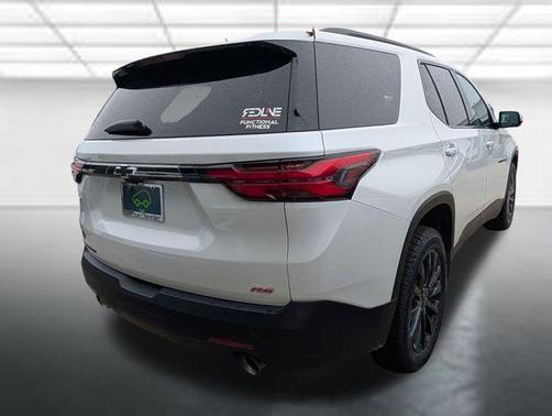 Iridescent Pearl Tricoat 2023 Chevrolet Traverse RS