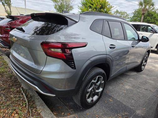 Sterling Gray Metallic 2025 Chevrolet Trax LT