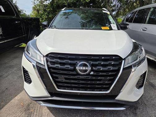 Aspen White Tricoat/Super Black 2024 Nissan Kicks SV