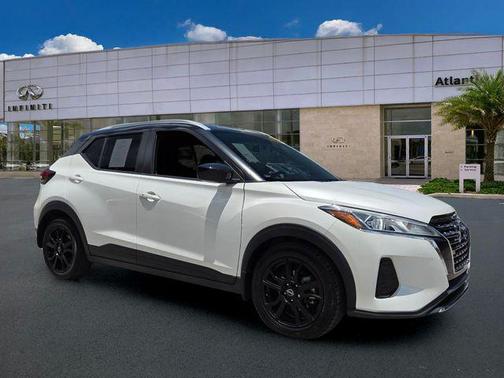 Aspen White Tricoat/Super Black 2024 Nissan Kicks SV