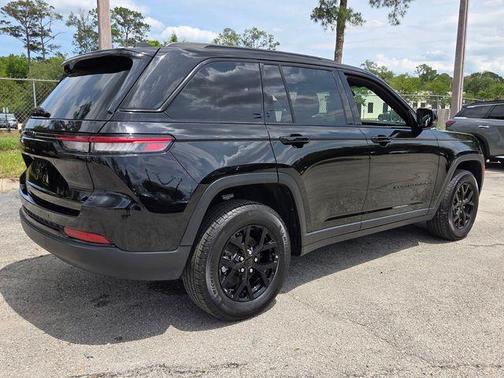 Diamond Black Crystal Pearlcoat 2025 Jeep Grand Cherokee Altitude