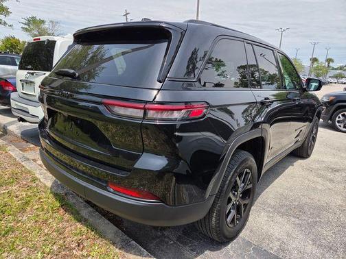 Diamond Black Crystal Pearlcoat 2025 Jeep Grand Cherokee Altitude