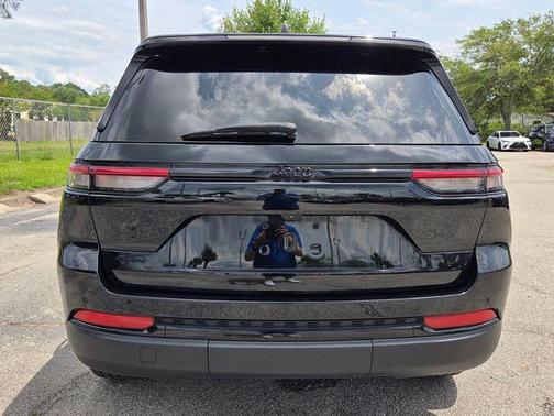 Diamond Black Crystal Pearlcoat 2025 Jeep Grand Cherokee Altitude