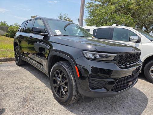 Diamond Black Crystal Pearlcoat 2025 Jeep Grand Cherokee Altitude