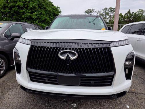 Radiant White 2025 INFINITI QX80 Luxe