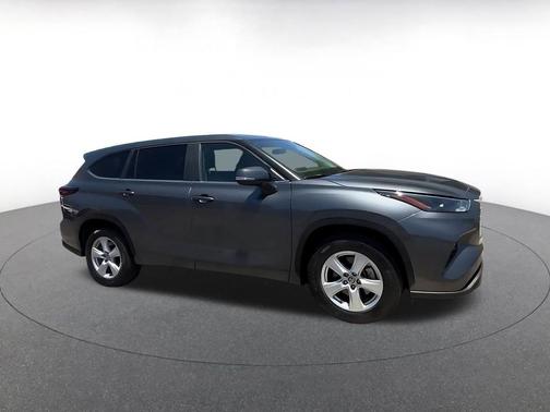 Magnetic Gray Metallic 2025 Toyota Highlander LE