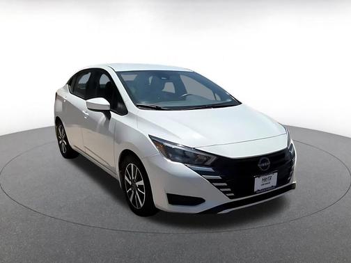 Aspen White Tricoat 2025 Nissan Versa 1.6 SV