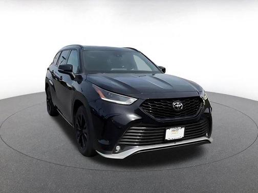 Midnight Black Metallic 2024 Toyota Highlander XSE