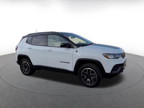Bright White Clearcoat 2025 Jeep Compass Trailhawk