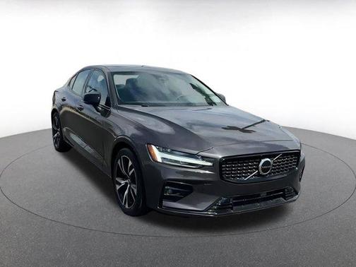 2024 Volvo S60 B5 Core Dark Theme