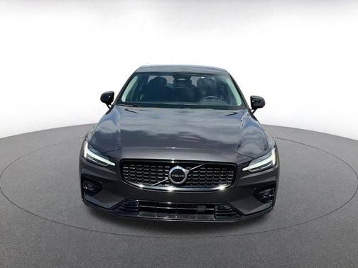 2024 Volvo S60 B5 Core Dark Theme