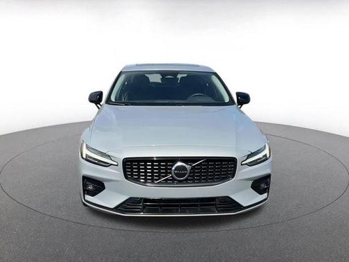 2024 Volvo S60 B5 Core Dark Theme