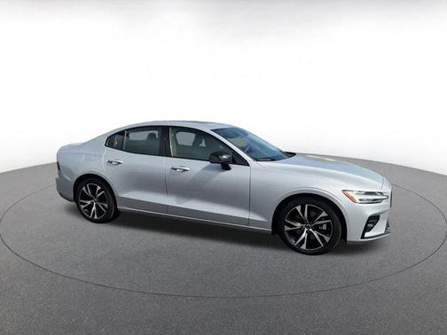 2024 Volvo S60 B5 Core Dark Theme