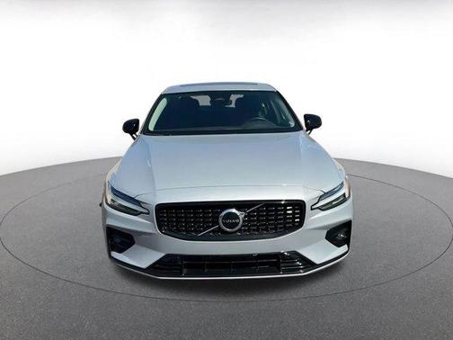2024 Volvo S60 B5 Core Dark Theme
