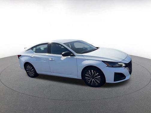 Glacier White 2025 Nissan Altima SV FWD