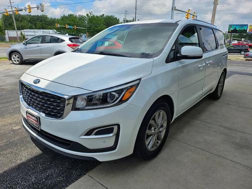 White 2019 Kia Sedona EX