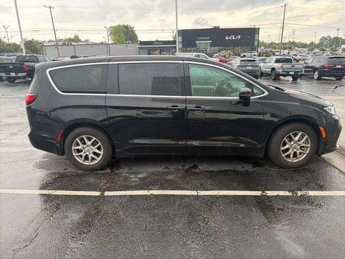 Diamond Black Crystal Pearlcoat 2024 Chrysler Pacifica Touring L
