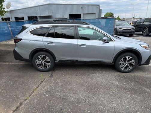 Ice Silver Metallic 2022 Subaru Outback Limited