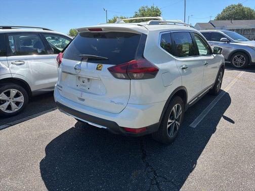 Pearl White 2018 Nissan Rogue SL