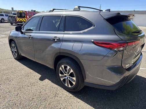 Gray 2022 Toyota Highlander XLE