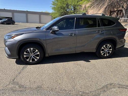 Gray 2022 Toyota Highlander XLE