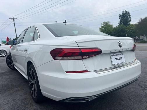 Pure White 2022 Volkswagen Passat 2.0T SE