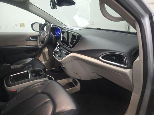 Silver Mist Clearcoat 2023 Chrysler Pacifica Touring L